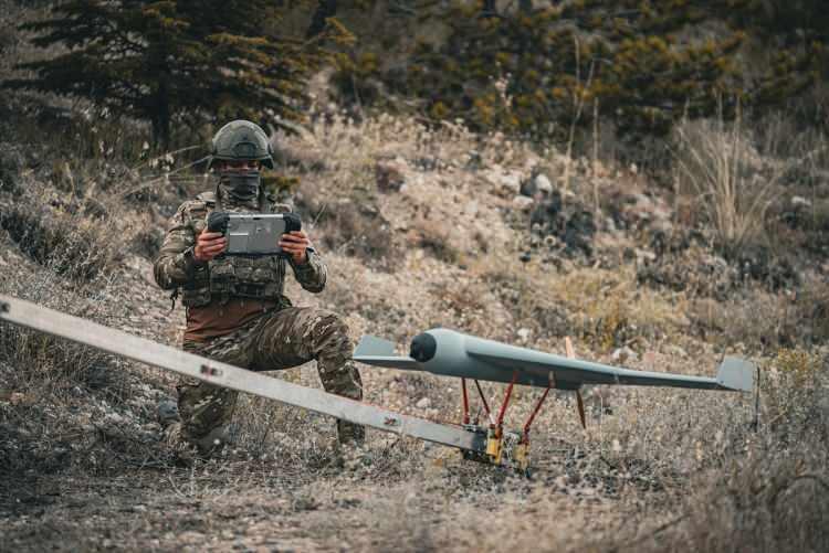 <p>Katapulttan fırlatılan Azab T150, tek operatör tarafından kolayca kullanılabiliyor.</p>
<p> </p>
