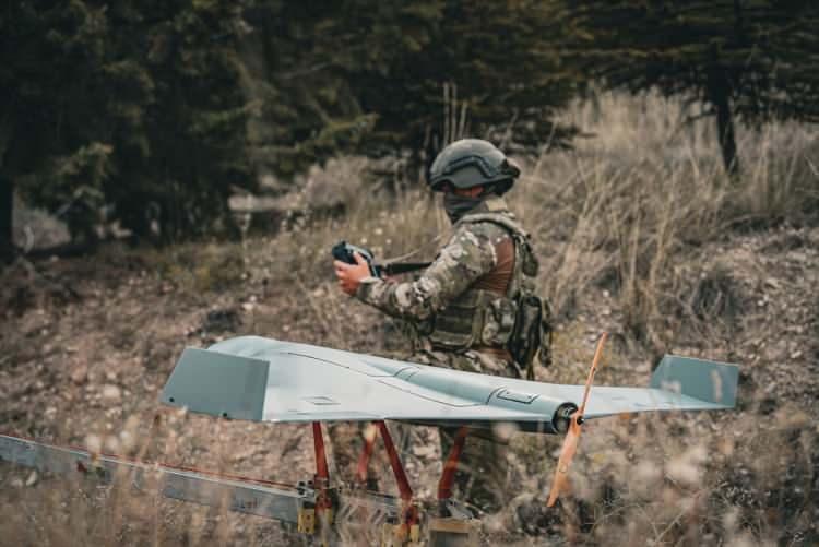 <p>Azab T150, uçuş rotası değiştirme, gerçek zamanlı veri aktarımı, görev planlama, manuel kontrol, sürü halinde uçuş gibi özelliklere sahip bulunuyor.</p>