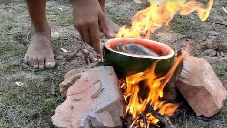 <p><span style="color:#B22222"><strong>Son d&ouml;nemde YouTube &uuml;zerinden &ccedil;ekilen videolara bir yenisi daha eklendi. Survival Technique adlı kullanıcının YouTube &uuml;zerinden yayınladığı g&ouml;r&uuml;nt&uuml;ler sosyal medyada b&uuml;y&uuml;k ilgiyle izlendi. İşte, k&uuml;&ccedil;&uuml;k bir &ccedil;ocuğun balığı karpuz i&ccedil;inde pişirdiği viral olan o g&ouml;r&uuml;nt&uuml;ler...</strong></span></p>
