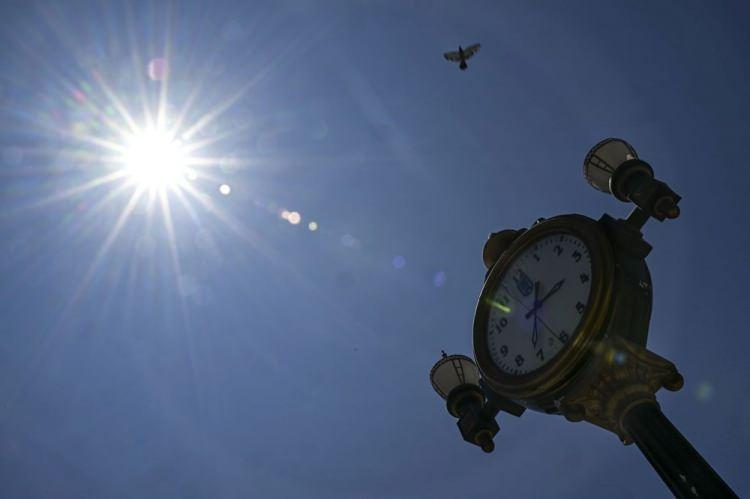 <p>Türkiye'yi bir kez daha aşırı sıcaklar bekliyor. Meteoroloji Genel Müdürlüğü, 19-24 Temmuz arasında hava sıcaklığının tüm yurtta mevsim normallerinin üzerinde seyredeceğini bildirdi.</p>