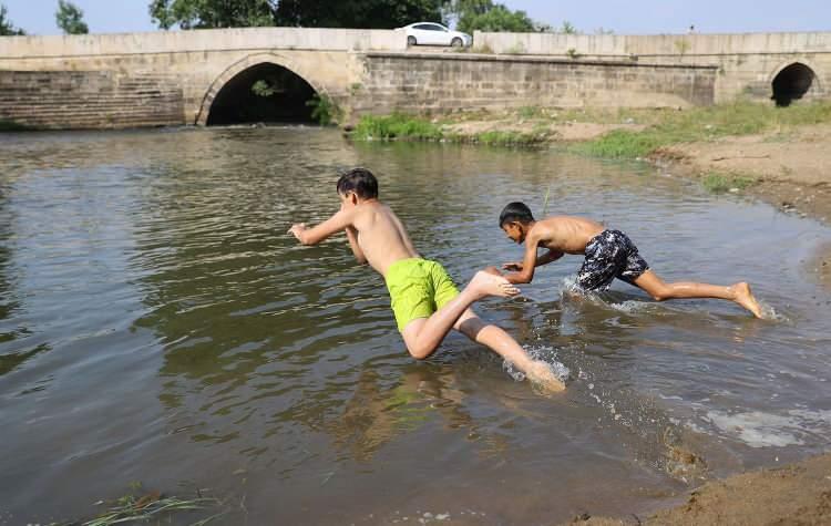 <p>GÜNEYDOĞU ANADOLU</p>
<p>Az bulutlu ve açık geçeceği tahmin ediliyor.</p>
<p><strong>DİYARBAKIR °C, 41°C</strong></p>
<p>Az bulutlu ve açık</p>
<p><strong>GAZİANTEP °C, 40°C</strong></p>
<p>Az bulutlu ve açık</p>
<p><strong>SİİRT °C, 40°C</strong></p>
<p>Az bulutlu ve açık</p>
<p><strong>ŞANLIURFA °C, 42°C</strong></p>
<p>Az bulutlu ve açık</p>