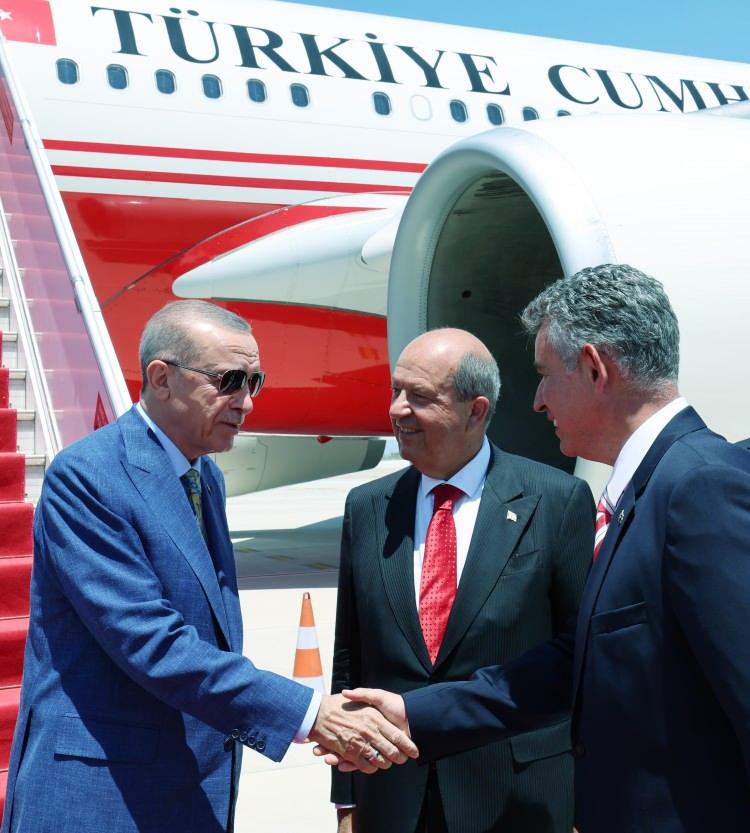 <p>Cumhurbaşkanı Recep Tayyip Erdoğan, Birleşik Arap Emirlikleri ziyaretinin ardından 20 Temmuz Barış ve Özgürlük Bayramı ile Yeni Ercan Havalimanı’nın açılış töreni için geldiği KKTC’de temaslarına başladı.</p>