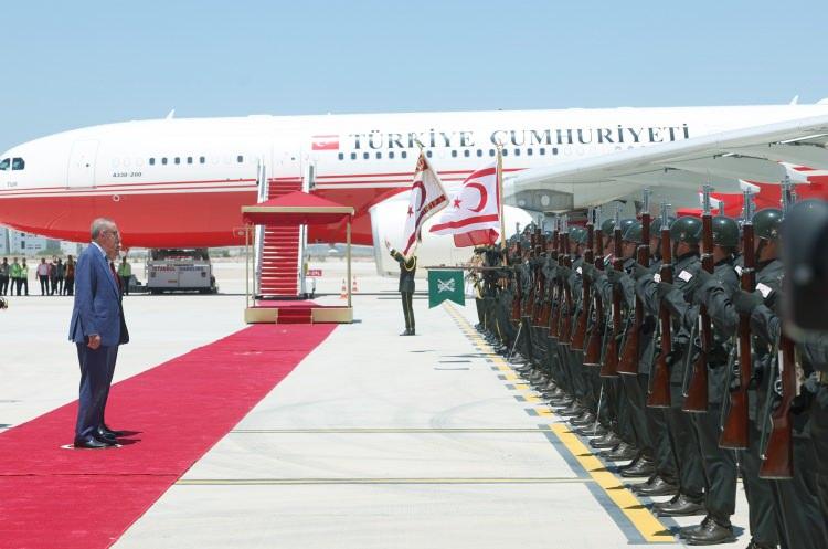 <p>" 3 Şubat 1975 tarihinde sivil hava trafiğine açılan Ercan Havalimanı 20 bin metrekarelik terminal binasına 34 bin metrekarelik otopark alanına ve 2 bin 755 metre uzunluğunda ana piste sahipti” dedi.</p>