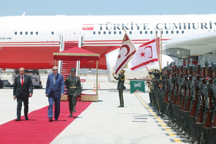 <p><strong>“Kıbrıs Adası'nın en büyük yolcu kapasitesine sahip havalimanı”</strong></p>
<p>Erdoğan, “Havalimanımız 2016 yılında inşasına başlanan yeni imkan ve kabiliyetlerle donatılan terminal binası ve çift pistiyle geniş gövdeli uçaklara da ev sahipliği yapma kapasitesine kavuşmuştur. Toplam 7 milyon 800 bin metrekarelik alan üzerine inşa edilen Ercan Havalimanı, 2 bin 755 metre uzunluğundaki mevcut piste kıyasla 3 bin 100 metre uzunluğunda yeni pisti sayesinde her model yolcu uçağının kullanımına uygun hale getirilmiştir."</p>