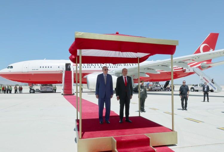 <p>"Yeni terminal eskisine kıyasla 6 kat büyütülmüştür. Bu şekilde 10 milyon yolcuya hizmet verebilecek duruma gelmiştir. Kıymetli kardeşlerim, daha modern ve kapasiteli terminal binası turizme doğrudan katkısının yanı sıra daha fazla yatırım, daha fazla gelir, daha fazla istihdam demektir. Bugün itibariyle Ercan Havalimanı, Kıbrıs Adası'nın en büyük yolcu kapasitesine sahip havalimanı konumundadır. Bu eser Doğu Akdeniz'de bir istikrar havzası olan Kuzey Kıbrıs Türk Cumhuriyeti'nin bölgede bir marka haline getirilmesine katkıda bulunacaktır” ifadelerini kullandı.</p>