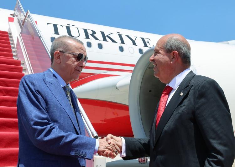 <p>Cumhurbaşkanı Erdoğan, “Bu önemli eserin hizmete sunulmasını teminen etüdünden inşasına ve işletmesine kadar her aşamasında emeği geçen katkısı bulunan herkese teşekkür ediyorum. Uluslararası toplumun haksız ve hukuk dışı uygulamaları nedeniyle Ercan Havalimanı ile yalnızca Türkiye'ye doğrudan uçuşlar gerçekleştiriliyor. "</p>