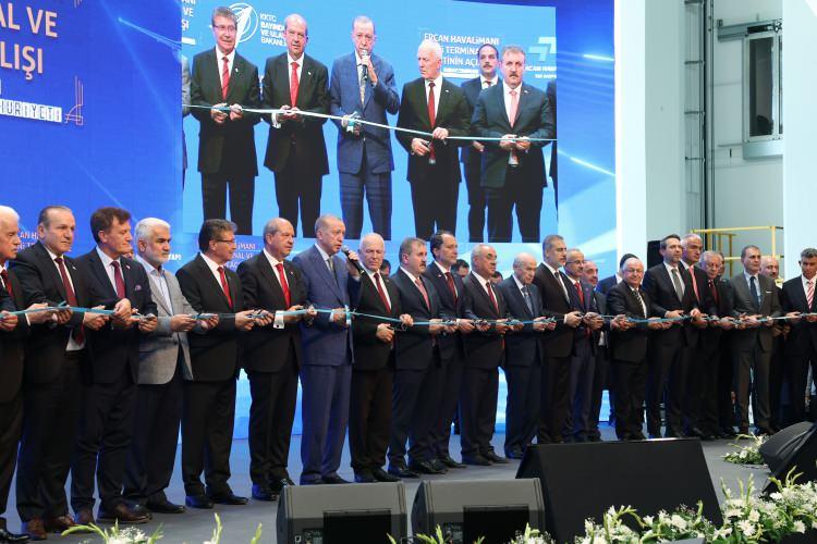 <p>"Kıbrıs Türkleri, Ercan tavsiyeli hava sahası içinde uluslararası sivil havacılık örgütü standartlarında hava trafik hizmeti sağlıyor. Havalimanında gelişmiş teknoloji ve Türk misafirperverliğiyle yerli ve yabancı yolculara hizmet sunulmaktadır. Bugün açılışını yaptığımız yeni terminalin ve pistin uluslararası uçuşlar için kullanılacağı günler uzak değildir."</p>