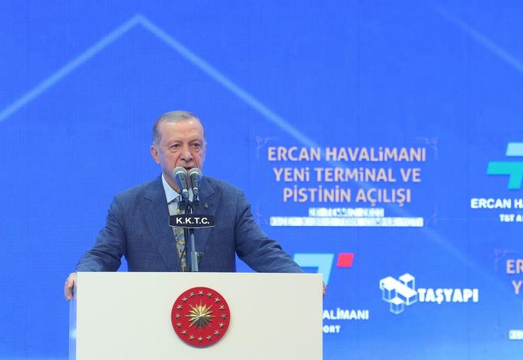 <p>Cumhurbaşkanı Erdoğan, Yeni Ercan Havalimanında düzenlenen resmi törenin ardından Yeni Ercan Havalimanı’nın açılış törenine katıldı. KKTC Cumhurbaşkanı Ersin Tatar ile adanın en büyük havalimanı olan Ercan Havalimanı’nın açılışını yapan Erdoğan, “Ercan Havalimanımızın yeni terminalinin ve pistinin açılışını sizlerle birlikte yapmaktan büyük bir memnuniyet duyuyorum."</p>