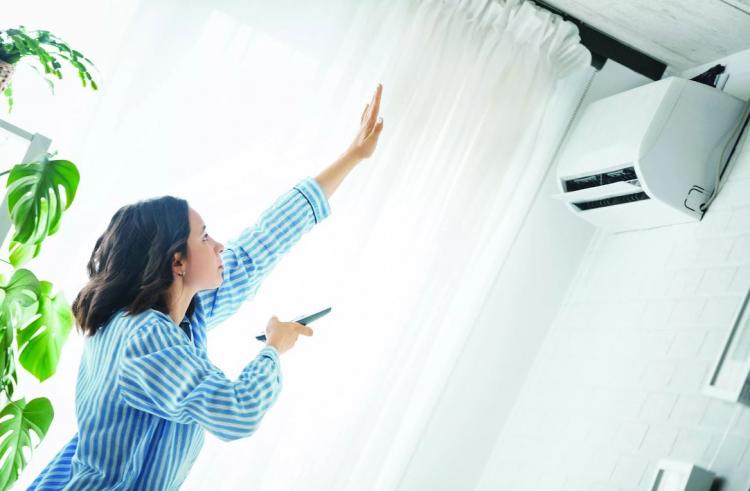 <p><strong>Gürbüz, <span style="color:#B22222">“Patlamanın meydana gelmesinin sebebi, tüketiciler klimaları alıyorlar, yetkili servislere kurdurmadan hızlı şekilde dairenin elektrik tesisatına bağlatıyorlar. Bir an önce çalışsın diye, burada amper kablo gücü yetmediği için kablolar içerde ısınıyor, burada yangın çıkmasına neden olur”</span> ifadelerini kullandı.</strong></p>
