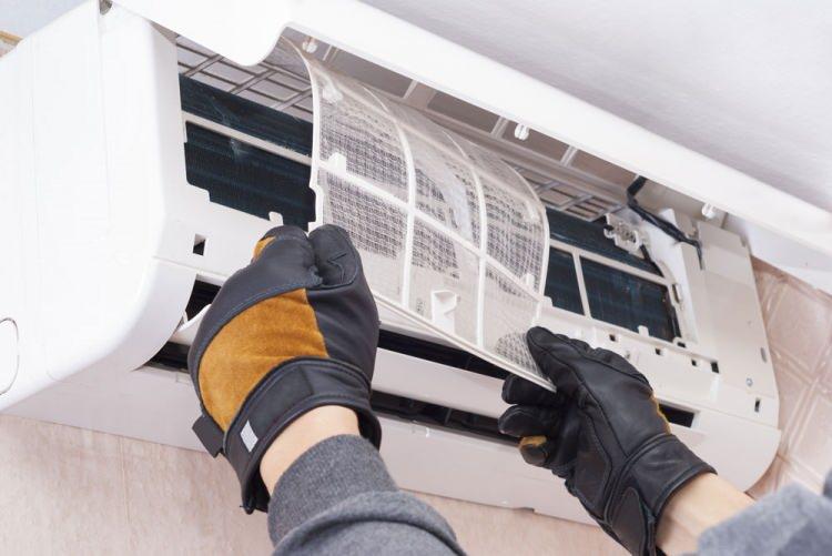 <p><strong>Ayrıca klimalar için her yıl bakım şart. Özellikle de gaz dolumuna dikkat etmek gerekiyor. Bakım ertelendiği takdirde çevreye yaydığı hava kalitesiyle sağlığı tehdit ediyor. Peki klima bakımı nasıl olmalı?</strong></p>