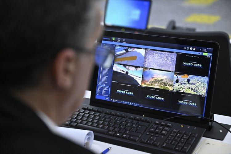 <p>Orman yangınları vatandaşlar tarafından 112 Acil Çağrı Merkezleri'ne yapılan çağrılarla, ormanlarda bulunan kulelerin kameralarından veya İHA'ların görüntülerinden belirlenebiliyor.</p>