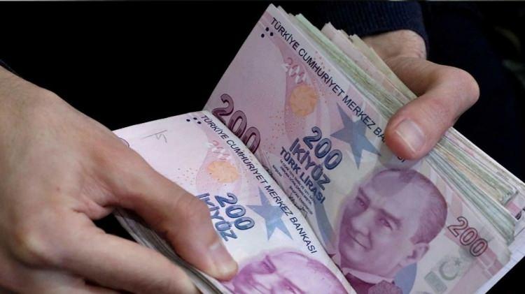 <p>14 GÜNLÜK MAAŞ FARKI HESABI</p>

<p>Örneğin 17,55 zam ile beraber bir polis memuru maaşı seyyanen zam hariç 18 bin 235 TL'den 21 bin 435 liraya yükseldi. Buna göre bu polis memuru için 14 günlük maaş farkı bu tutar esas alınarak hesaba yatırılacak</p>
