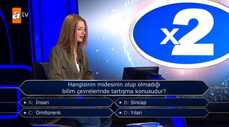 <p><span style="color:#000000"><strong>Çift cevap joker hakkını kullanmaya karar veren yarışmacı ilk olarak 'D Şıkkı Yılan'ı işaretledi. </strong></span></p>
