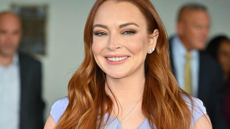 <p><span style="color:#000000"><strong>Erkek bebek dünyaya getiren Lohan'ın oğluna verdiği isim ise şaşırttı. İngilizce bir isim yerine Arapça bir isim seçen ünlü yıldız oğluna zırh ya da koruyucu anlamına gelen "Luai" ismini verdi. </strong></span></p>