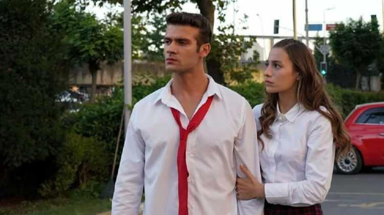 <p><span style="color:#000000"><strong>Konuk olduğu bir programda Aydoğan için "Biz Duy Beni'de şey diyorduk Sümeyye ile, biz bu işten sonra beraber partner olmalıyız." diyen yakışıklı oyuncunun yorumunu duyan Rabia Soytürk, öfkeden deliye döndü.</strong></span></p>