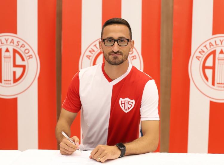 <p>Erdoğan Yeşilyurt (Sağ Kanat)<br />
<br />
<br />
Sivasspor > Antalyaspor</p>
