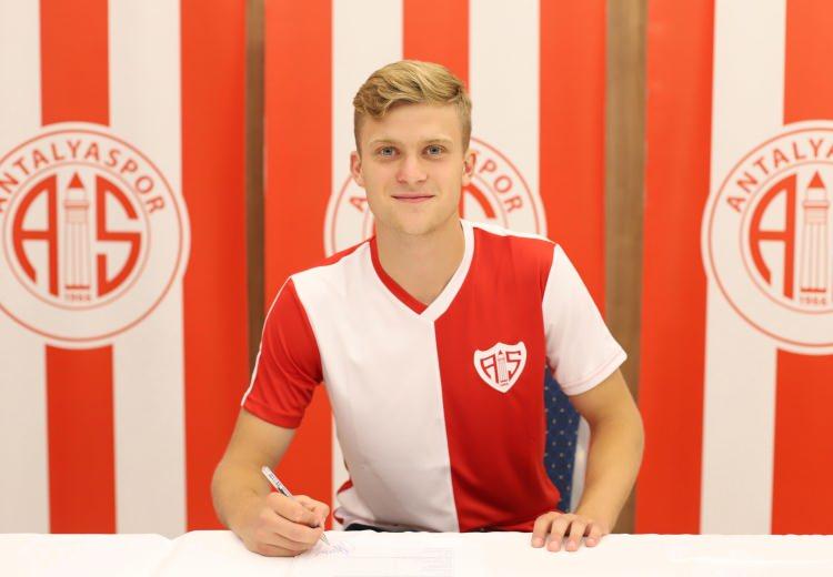 <p>Jakub Kaluzinski (Orta saha)<br />
<br />
<br />
Lechia Gdansk > Antalyaspor</p>