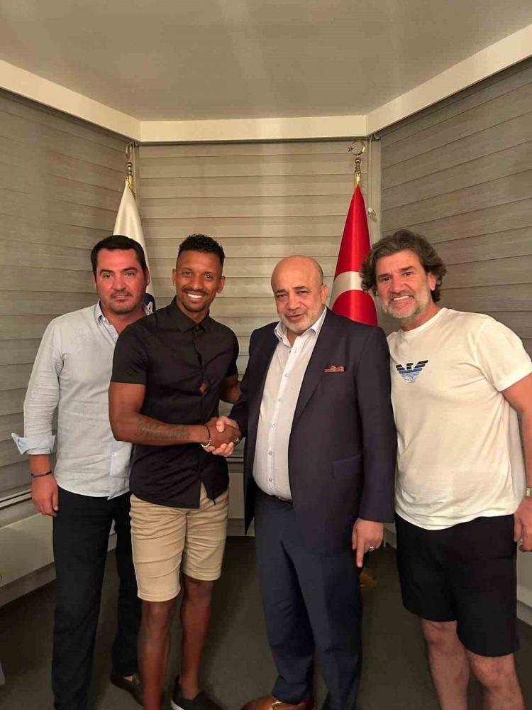 <p>Nani (Sağ Kanat)<br />
<br />
<br />
Melbourne > Adana Demirspor</p>
