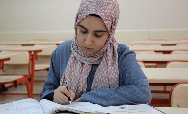 <p>Deprem bölgesinde Adıyaman Türkiye Odalar ve Borsalar Birliği Kız Anadolu İmam Hatip Lisesi öğrencisi Atike Rüveyda Şimşek açıklanan YKS sonuçlarına göre, Türkiye genelinde sayısal alanda ilk bine girerek, 690'ıncı sırada yer aldı. İLKHA'da yer alan habere göre, Şimşek, depremde yaralandığını ve derslerine ara vermek zorunda kaldığını belirtti.</p>

<p> </p>
