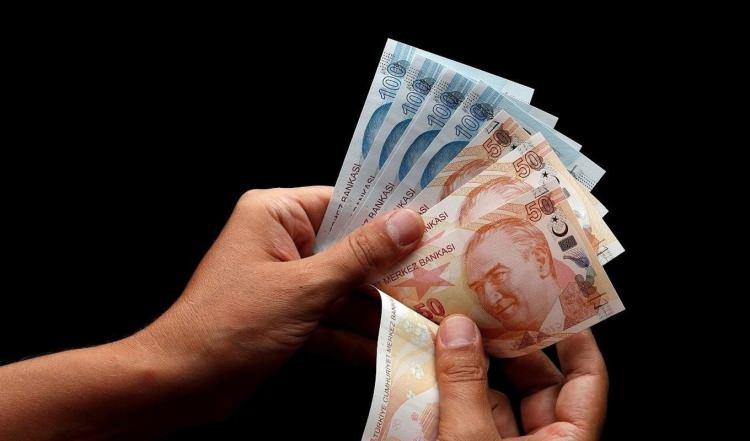 <p>7- Emekli aylığı hesaplamasında son yıllarda yatırılan primlerin yüksek olması önemli mi?</p>
<p>Son yedi yılda hangi statü (Bağ-Kur, SSK) daha fazla ise emeklilik işlemleri ona göre yapılıyor. Emeklilik dilekçesi verirken, aylık ödeyecek kurum belirlenirken çalışanın emeklilik tarihinden geriye doğru prim, kesenek ödenerek geçen yedi yıllık fiili hizmet süresi esas alınıyor.</p>