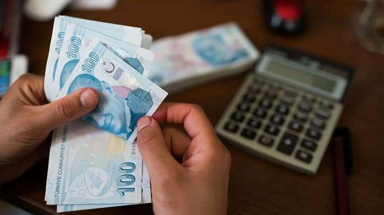 <p>Yaklaşık 15,9 milyon SSK, Bağ-Kur, memur emeklisinin yüzde 25 zamlı aylıkları bugün itibariyle yatmaya başlıyor. Bu zamdan emeklilikte yaşa takılanlar düzenlemesiyle emekli olan ve yıl içinde önümüzdeki dönem emekli olanlar da yararlanacak.</p>

<p> </p>
