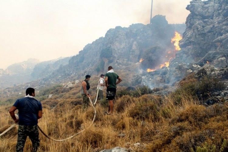 <p>Turistler ve yerel halk yangınla mücadele ediyor, ancak şiddetli rüzgarlar alevlerin hızla yayılmasına neden oluyor.</p>