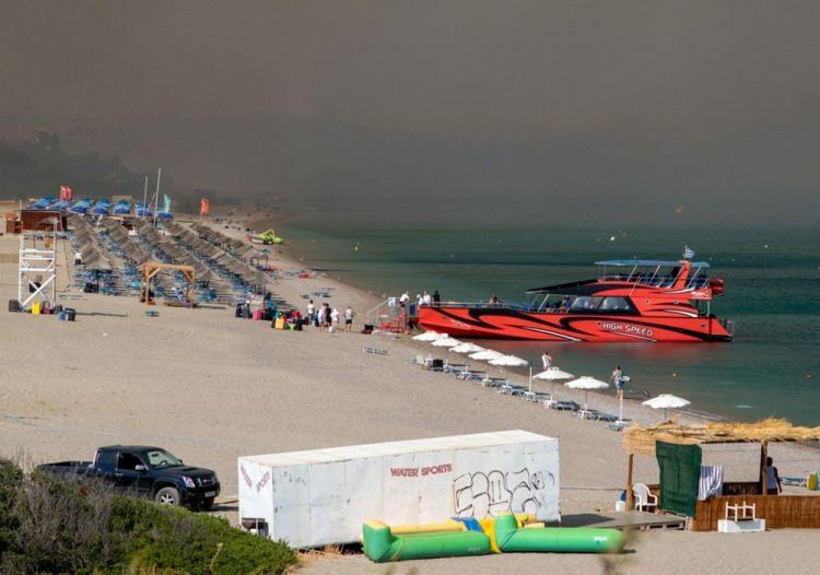 <p>Avrupa ülkelerinden Rodos Adası'na tatil için gelen ve orman yangını nedeniyle Yunan makamlarınca bölgeden tahliye edilen 95 turist, akşam saatlerinde "King Of Rodos" adlı feribotla Marmaris Limanı'na ulaştırıldı.</p>

