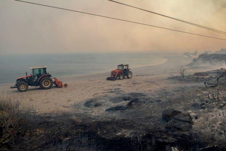 <p>Turistler, gümrük işlemlerinin ardından ülkelerine gönderilmek üzere Dalaman Havalimanı'na götürüldü.</p>

<p>Öte yandan, tahliye talebi olasılığı nedeniyle Marmaris Liman İşletmelerinde iki feribotun hazır bekletildiği öğrenildi.</p>
