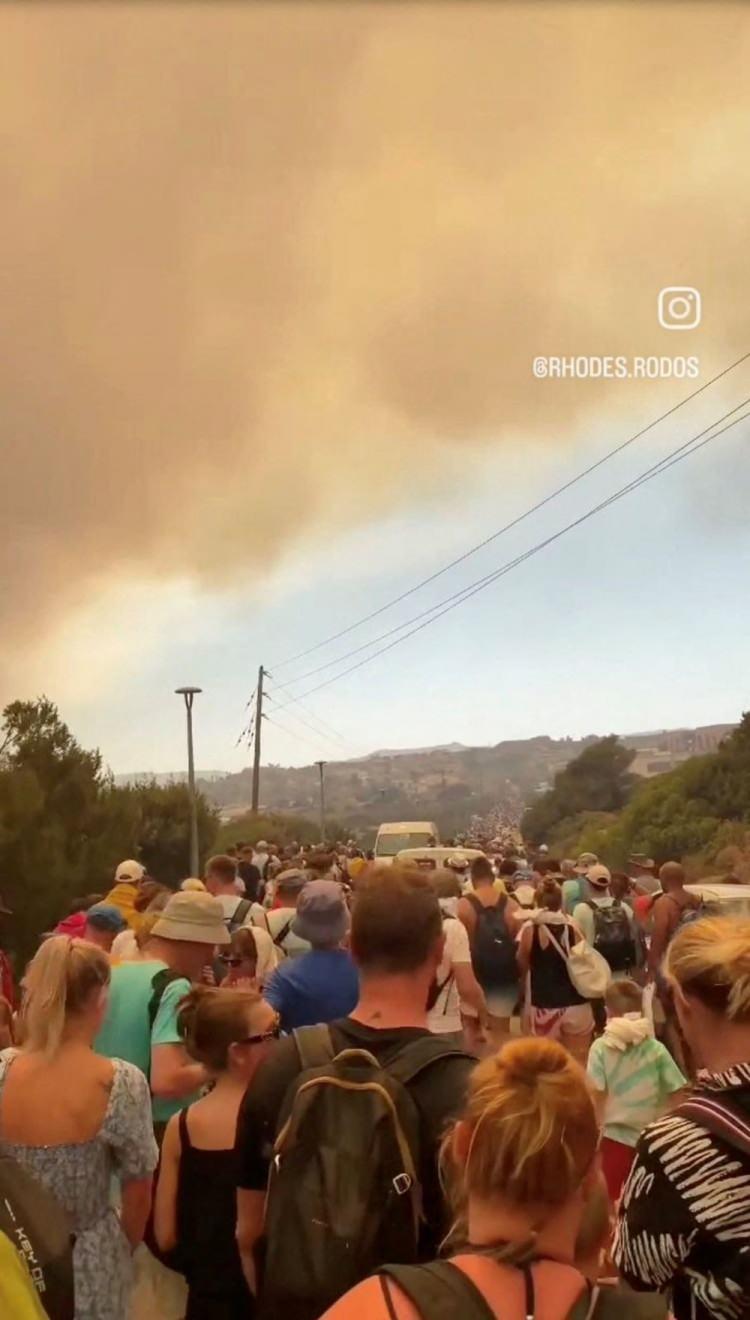 <p>Diğer taraftan, Avrupa zorlu bir sıcak hava dalgasıyla uğraşırken, Rodos geçen salı gününden bu yana şiddetli rüzgarların körüklediği orman yangınlarıyla mücadele ediyor.</p>
