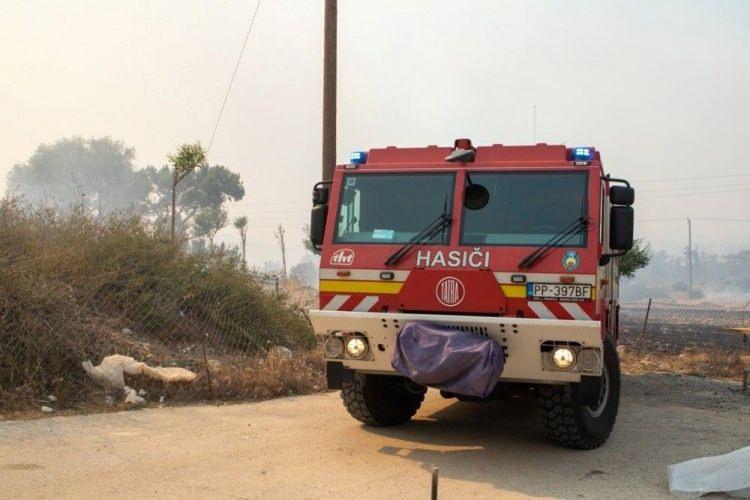 <p>Özel tekneler Yunan sahil güvenliğine katılarak adanın doğusundaki plajlardan insanların toplanmasına yardımcı olurken,  Yunan donanmasına ait gemilerin de Rodos’a doğru yola çıktı. </p>
