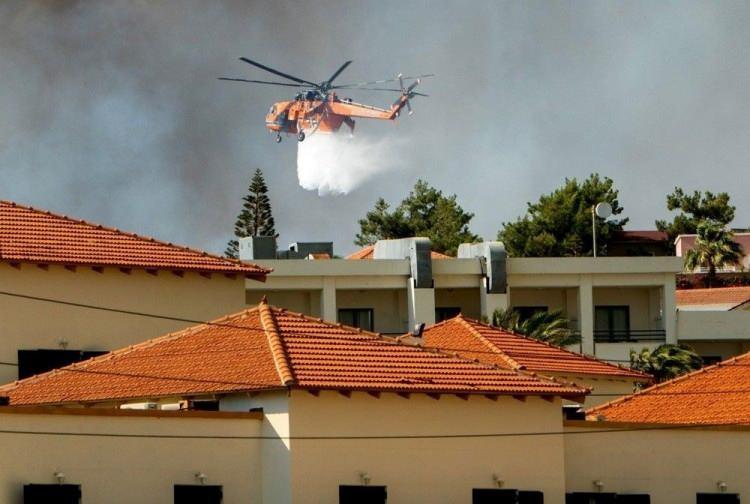 <p><strong>TURİSTLER UZUN KUYRUKLAR OLUŞTURDU</strong></p>
<p><br />
Yunan basını da arka planda dumanlar yükselirken bavullarıyla güvenli bir yere götürülen turistlerin oluşturduğu uzun kuyrukları gösterdi.</p>