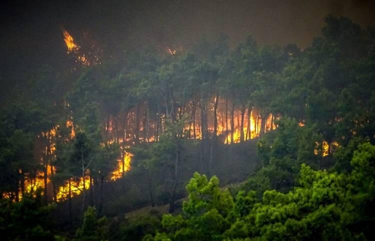 <p>Öte yandan, Rodos Belediye Başkan Yardımcısı Konstantinos Taraslias, dün sabah rüzgarın yön değiştirmesinin adadaki yangının büyümesine ve turistik bölgelere ulaşmasına neden olduğunu ifade etti.</p>
<p> </p>