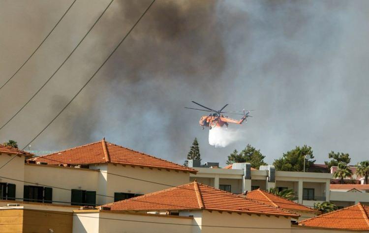 <p><strong>YUNANİSTAN’DA SICAKLIKLAR HAD SAFHADA</strong></p>
<p><br />
Meteorologlar Rodos Adası da dahil olmak üzere Yunanistan’daki birçok şehirde sıcaklıkların 45 dereceye ulaşmasını beklediklerini açıklayarak halkı orman yangınları konusunda uyardı.</p>