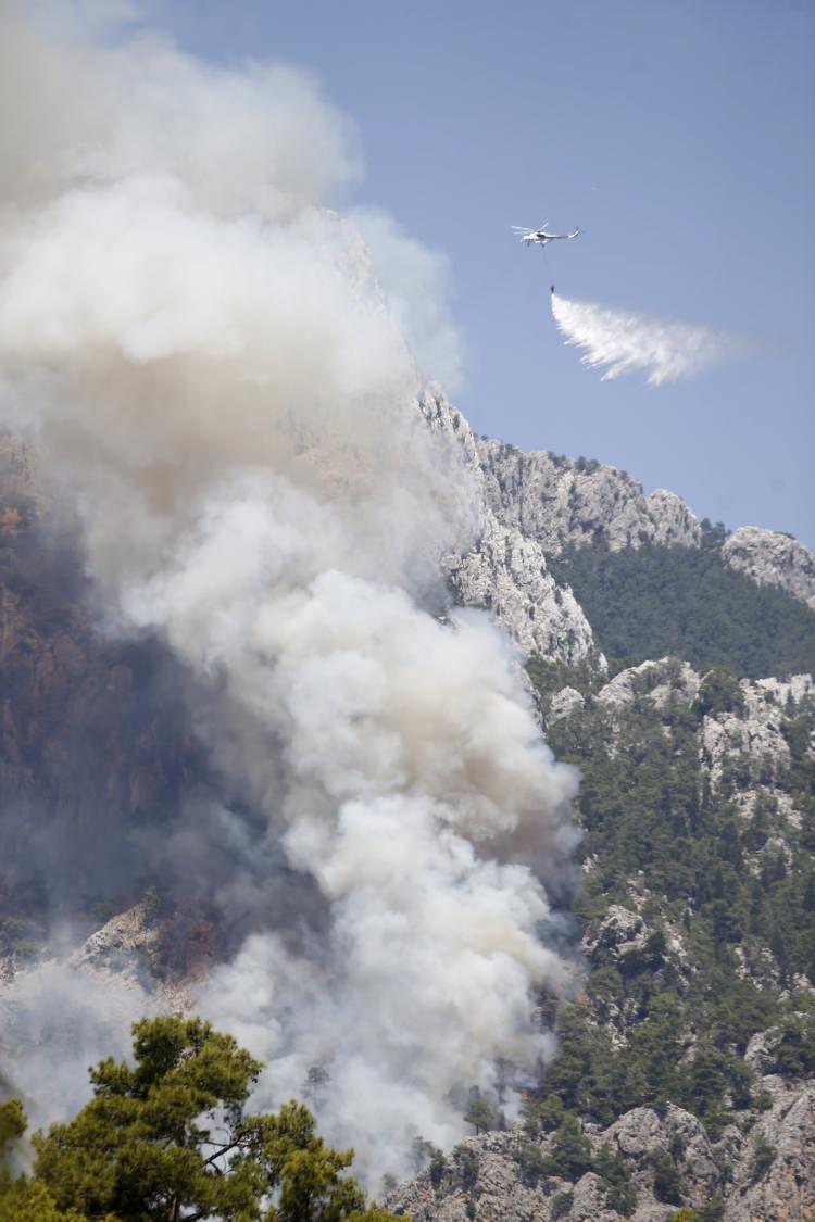 <p>Göynük Değirmendere Mahallesi'ndeki ormanlık alanda 24 Temmuz Pazartesi akşam saatlerinde başlayan yangın kontrol altına alınmaya çalışılıyor.</p>

