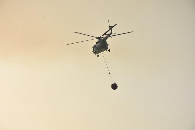 <p>Gece boyu süren mücadelenin ardından günün ilk ışıklarıyla havalanan çok sayıda helikopter ve uçak da çalışmalara katıldı.</p>
