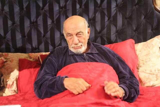 <p><span style="color:#000000"><strong>Sevenlerinden sık sık dua isteyen usta oyuncu, yapılan tüm müdahalelere rağmen yaşama tutunamadı. </strong></span></p>