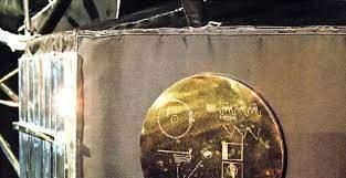 <p>Voyager 1 ve 2'de, uydunun olası bir başka medeniyetle karşılaşması ihtimali için üzerinde dünyanın konumunun yer aldığı 55 dilde selamlama içeren ses kayıtları yerleştirildi.</p>