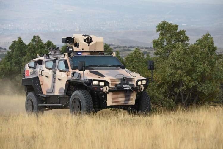 <p>Uzatılmış dingil mesafesiyle sağlanan genişlik sayesinde daha önce 7 kişiye kadar taşıma kapasitesine sahip YÖRÜK 4X4'te bu sayı 11 kişiye çıkacak.</p>