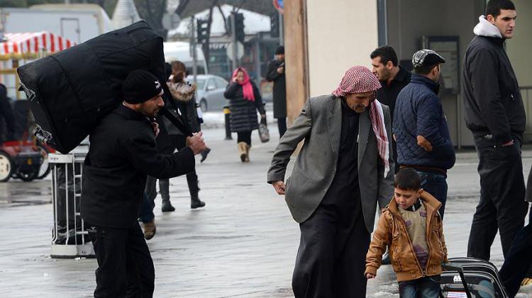 <p>TÜRKİYE'DE KAÇ TANE SURİYELİ VAR? </p> <p>Mülteciler Derneği'nin 13 Temmuz 2023 verilerine dayanarak yayımladığı rapora göre, Türkiye'de 1 milyon 751 bin 551'i erkek, 1 milyon 577 bin 965'i kadın olmak üzere toplam 3 milyon 329 bin Suriyeli kayıt altına alındı. 15-24 yaş aralığındakilerin oluşturduğu genç nüfusun sayısı 631 bin 211. 10 yaşının altında ise 997 bin 727 Suriyeli yaşıyor. </p> <p>Türkiye'deki kayıtlı Suriyelilerin yaş ortalaması 22,4. </p> <p>Rapora göre İstanbul'da 531 bin 673, Gaziantep'te 436 bin 757, Şanlıurfa'da 325 bin 333 Suriyeli kayıtlı. Bu illeri Hatay, Adana, Mersin, Bursa ve İzmir takip ediyor. Suriyeli kayıtlı sayısının en az olduğu iller ise Bayburt, Tunceli ve Hakkari. </p> <p>İçişleri Bakanlığı, 5 Ekim 2022'de yaptığı açıklamada 526 bin 932 Suriyelinin ülkesine döndüğünü açıklamıştı. </p> <p>Asayiş sorunları nedeniyle ise 19 bin 336 Suriyeli sınır dışı edildi. </p> <p>Devlet üniversitelerinde 48 bin 192 Suriyeli öğrenci eğitim görüyor. </p> 