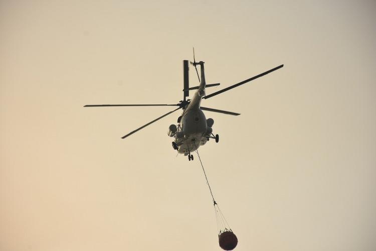 <p>Karadan ulaşımın güçlükle sağlandığı bölgedeki yangına gece saatlerinde gece görüşlü helikopterlerin desteğiyle karadan müdahale edildi.</p>
