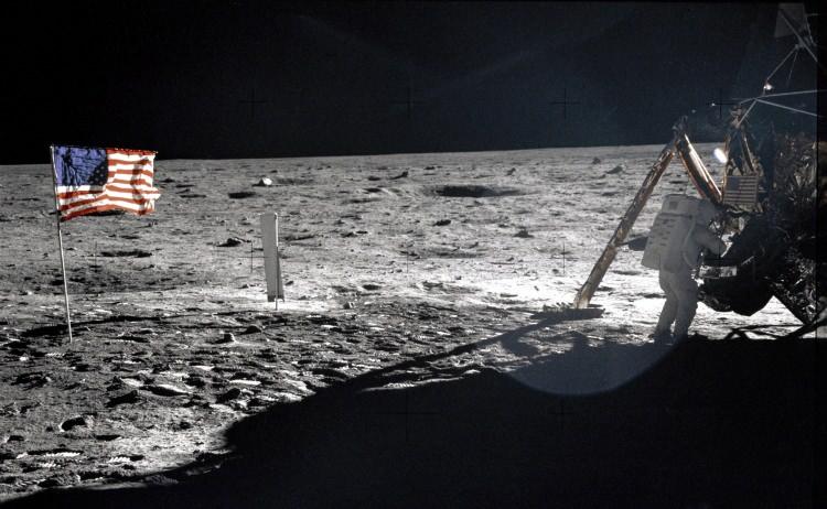 <p><span style="color:#B22222">​</span>Apollo Ay programı, <strong>"Apollo 17"</strong> misyonuyla 1972'de son buldu.<br />
Sovyetler Birliği de 1969'da Ay'a fırlattığı <strong>"Zond 7"</strong> ile Dünya'nın ve Ay'ın renkli ve pek çok farklı açıdan fotoğrafını çekmeyi hedefledi.</p>
