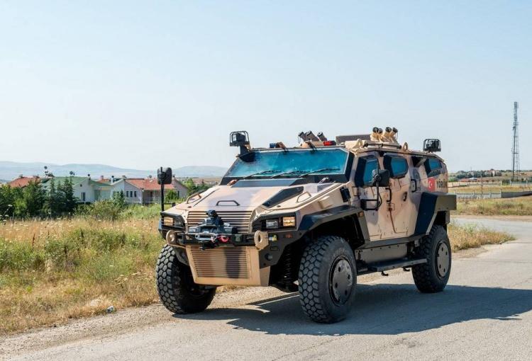 <p>Bu konfigürasyon daha uzun bir dingil mesafesi ile daha geniş iç bölme ve fazla taşıma kapasitesine imkan sağlıyor. </p>