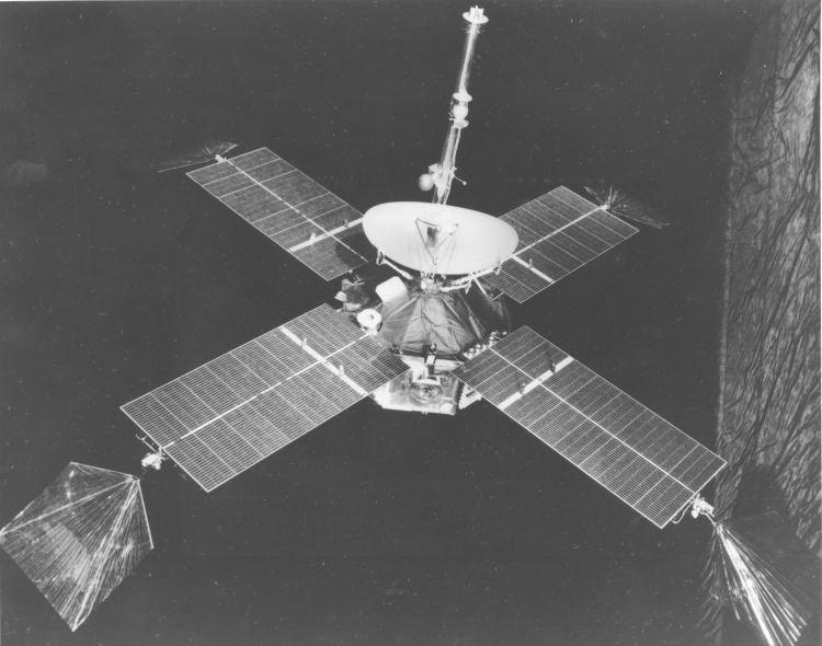 <p>ABD'nin "Mariner" serisi, 1962-1973 arasındaki dönemi kapsıyor. Bu çerçevede Merkür, Venüs ve Mars'a keşif araçları gönderildi. "Mariner 9", Mars'ın yörüngesine ilk giren ve gezegendeki volkanları ve büyük kanyonları keşfeden araç oldu. O zamana dek bilim insanları, Mars'ın yüzeyinin Ay'a benzediğini düşünüyordu.</p>
