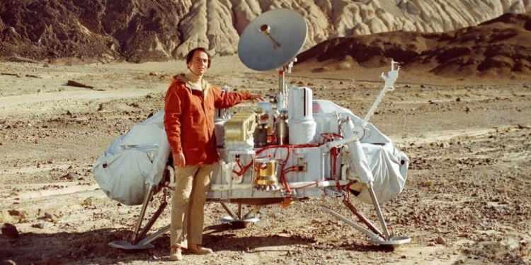 <p><strong>"Viking 1 ve 2",</strong> NASA'nın yürüttüğü misyonla 1976'da Mars'ın yüzeyine ilk kez inen uzay araçları oldu. Keşif araçları, yıllarca yüzeyde çalışarak Mars çevresi hakkında veriler topladı ve yaşam bulgusu aradı. Birçok fotoğraf çeken araçlar, Mars yüzey çevresinin kimyasını inceleyerek<strong> "regolit"</strong> adlı Mars tozunda bulunan mikroorganizmaların test edilmesini sağladı.</p>
