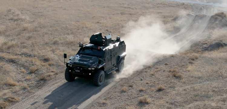 <p>Türk zırhlısı YÖRÜK 4X4'ün tasarımcısı uluslararası pazarda ilgi gören araç için şimdiden birçok ülkeden gelen test taleplerini değerlendirmeye başladı.</p>
