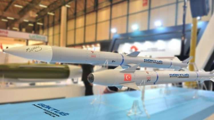 <p>F-16 BLOK-40/50 ÖZGÜR-2 Projesi kapsamında; F-16 Blok 40/50 prototip uçaklarına, <strong>ÖZGÜR Süiti ve AESA radarı, FEWS, T Link, IFF BSC, RNE, ASELPOD, 9681 V/UHF hava telsizi ile SOM, HGK, KGK, LGK, Gökdoğan ve Bozdoğan başta olmak üzere millî ekipman/mühimmatların entegrasyonu,</strong></p>