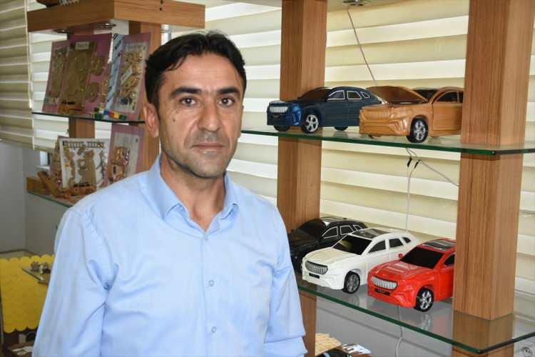 <p>Ahşap ve pelüş oyuncaklar ürettiklerini aktaran Tutak, "Oyuncaklarımız 7 kategoride oluşmaktadır. Eğitici, geleneksel, robotik, teknolojik oyuncaklarımız var. Oyuncakları kendimiz tasarlıyoruz. Ürettiğimiz oyuncakları internetten tüketiciye ulaştırmaya çalışıyoruz." dedi.</p>