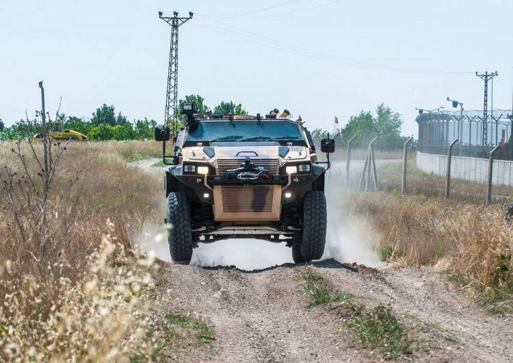 <p>YÖRÜK 4X4 Genişletilmiş Dingil Mesafesi (NMS EWB) yapılandırması konfigürasyonu, çeşitli operasyonel gereksinimler için gelişmiş alan ve çok yönlülük sağlamak üzere tasarlandı.</p>