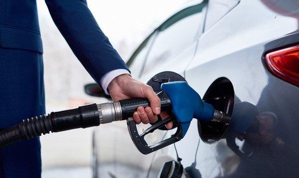 <p>Türkiye'de benzin ve motorin fiyatları hesaplanırken; Gümrüksüz rafineri fiyatına ÖTV ve EPDK payının eklenmesiyle KDV hariç Rafineri satış fiyatı bulunuyor.</p>
<p> </p>