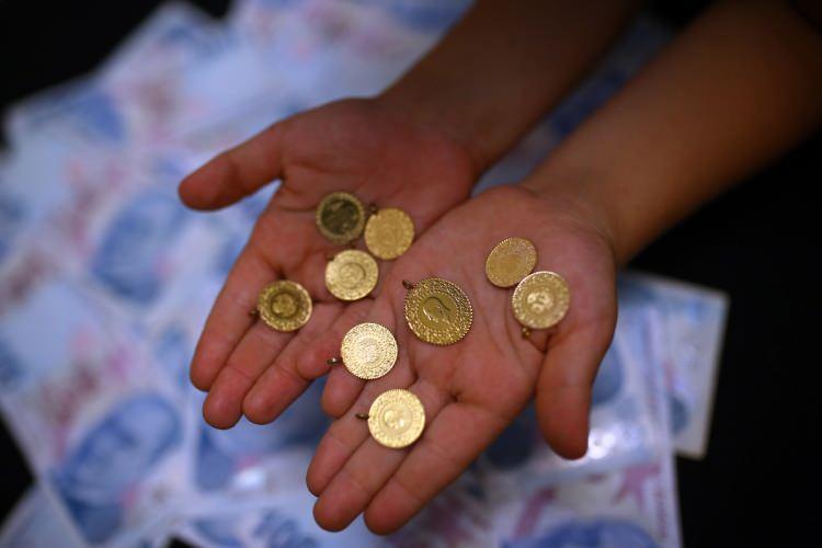 <p>Aynı dakikalarda çeyrek altın 2.780 lira, Cumhuriyet altını da 11.210 liradan satılıyor.</p>
<p> </p>